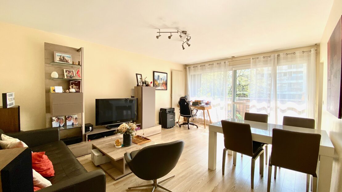 appartement 4 pièces A vendre 90 m2 à dernier étage à Orsay, salon avec balcon, par Inside immobilier Orsay