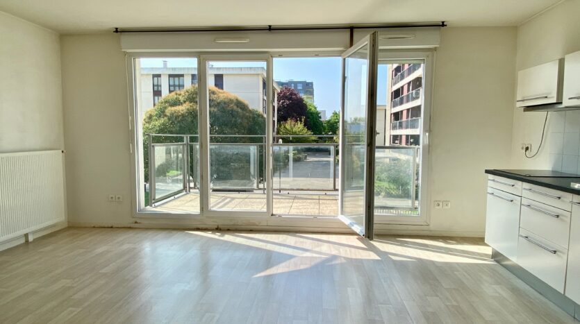 appartement à vendre dans un immeuble récent, séjour, et balcon par agence immobiliere Inside à Orsay