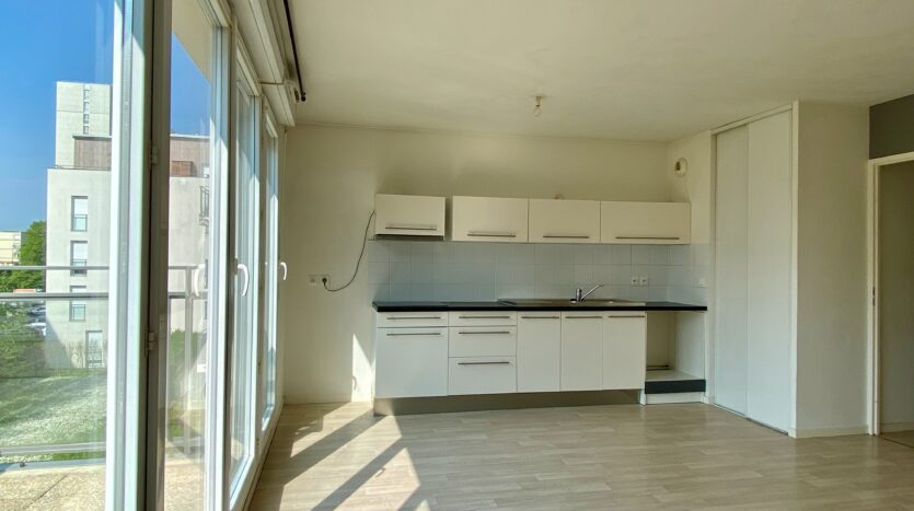 appartement à vendre dans un immeuble récent, cuisine équipée, séjour, par agence immobiliere Inside à Orsay