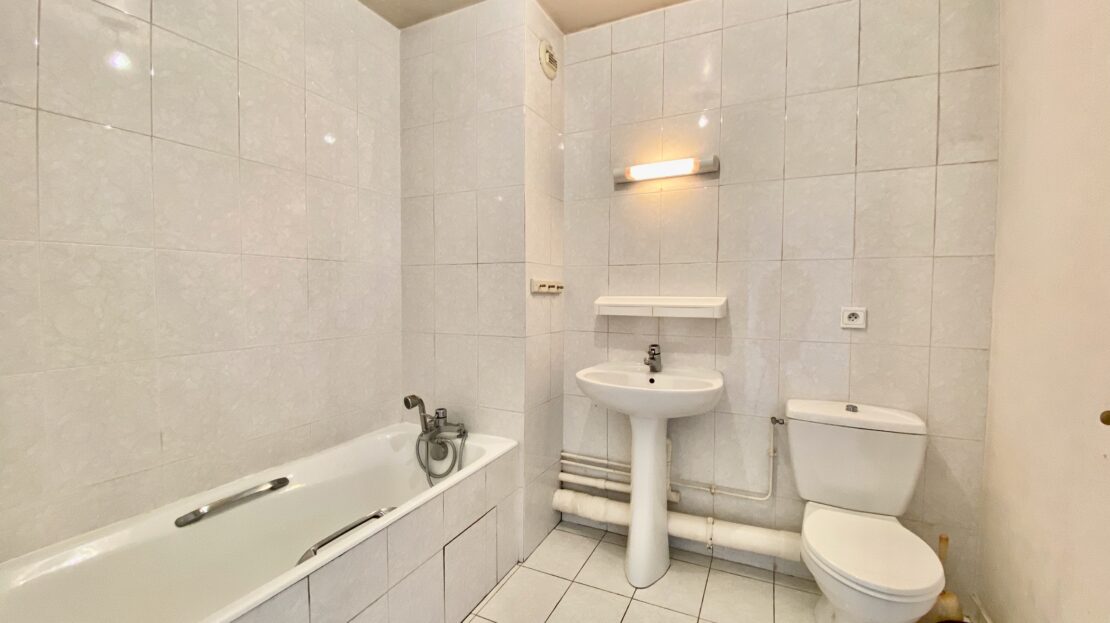 appartement duplex en centre ville de Orsay salle de bain par INSIDE Orsay.