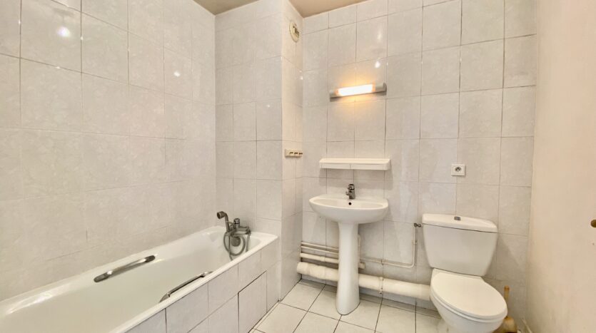 appartement duplex en centre ville de Orsay salle de bain par INSIDE Orsay.