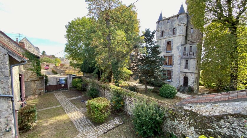 maison et grange à vendre à Briis-sous-Forges, cour vue château, par Inside immobilier à Orsay