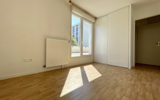 Appartement 3 pièces avec immense terrasse et balcon ensoleillés à Les Ulis, quartier Bourgogne