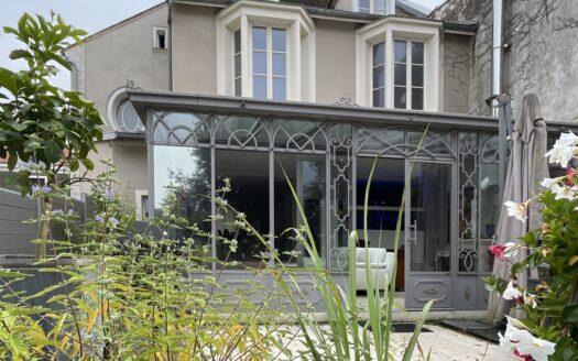 Maison bourgeoise avec veranda ancienne à Orsay centre