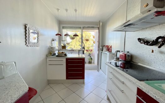 Grand appartement lumineux 3-4 pièces, au dernier étage