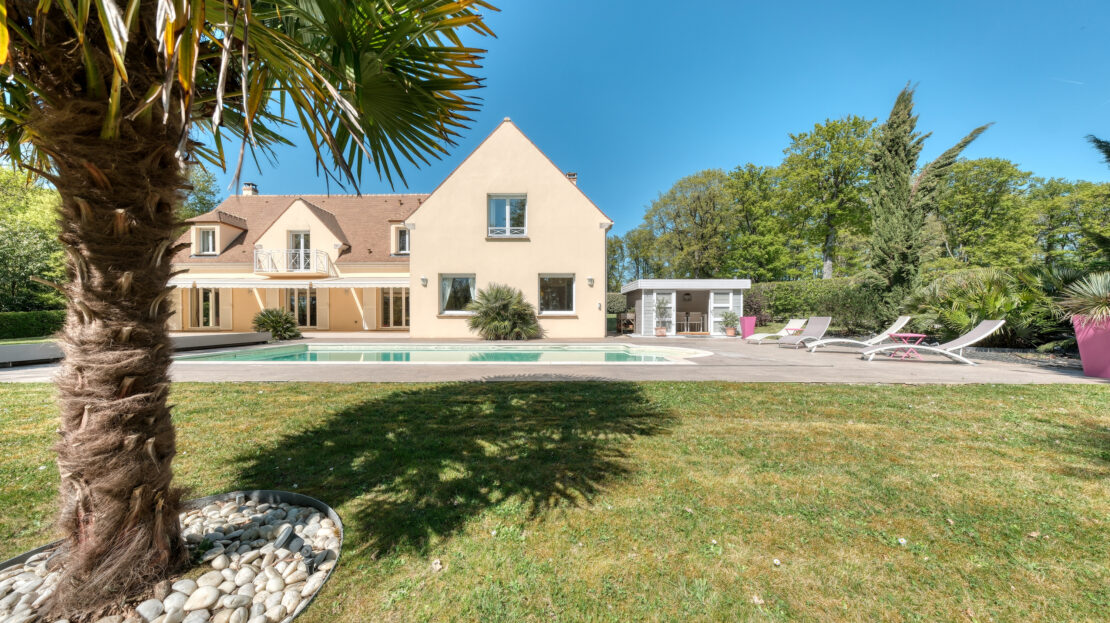 JANVRY-maison-dans-domaine-prive-piscine-poolhouse-golf