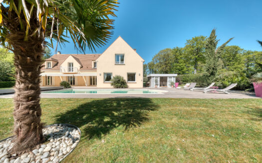 JANVRY-maison-dans-domaine-prive-piscine-poolhouse-golf