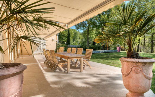 Villa de standing avec piscine, domaine privé entre golf et campagne à 30 km au sud de Paris