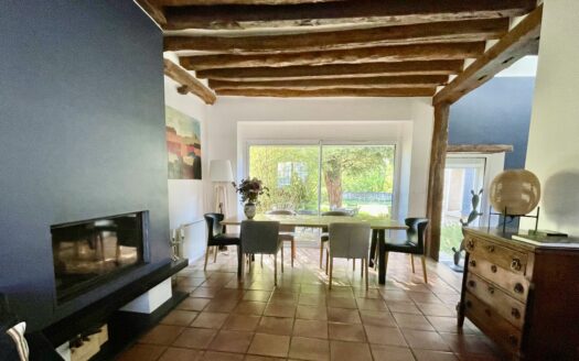 Maison en pierres rénovée en centre-ville ancien, Briis-sous-Forges